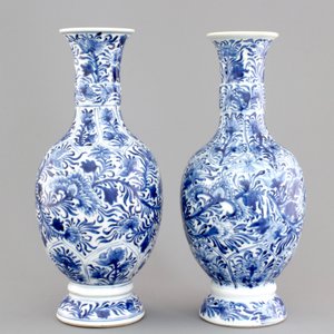 A pair of Chinese porcelain blue and white flower scroll vases, Kangxi, ca. 1700 — photo 3
