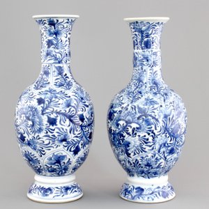 A pair of Chinese porcelain blue and white flower scroll vases, Kangxi, ca. 1700 — photo 4