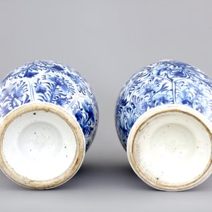 A pair of Chinese porcelain blue and white flower scroll vases, Kangxi, ca. 1700 — photo 5
