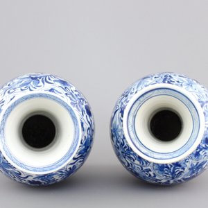 A pair of Chinese porcelain blue and white flower scroll vases, Kangxi, ca. 1700 — photo 6