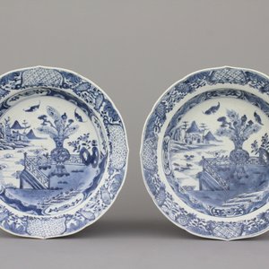A pair of Chinese porcelain blue and white plates with landscape decoration, 18th C. — 照片 1
