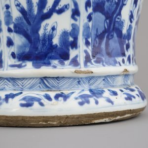 A pair of Chinese porcelain blue and white vases and covers, Kangxi, ca. 1700 — 照片 11