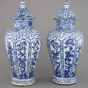 A pair of Chinese porcelain blue and white vases and covers, Kangxi, ca. 1700 — 照片 12
