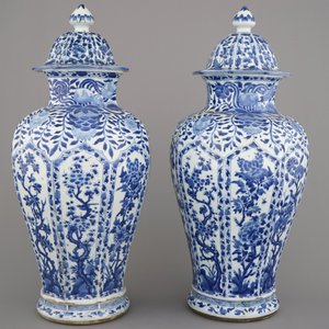 A pair of Chinese porcelain blue and white vases and covers, Kangxi, ca. 1700 — 照片 13