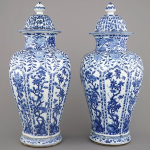 A pair of Chinese porcelain blue and white vases and covers, Kangxi, ca. 1700 — 照片 14