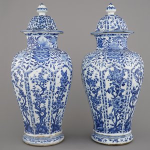 A pair of Chinese porcelain blue and white vases and covers, Kangxi, ca. 1700 — 照片 15