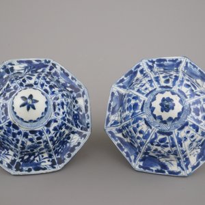 A pair of Chinese porcelain blue and white vases and covers, Kangxi, ca. 1700 — 照片 3