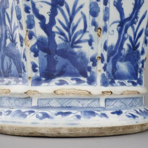 A pair of Chinese porcelain blue and white vases and covers, Kangxi, ca. 1700 — 照片 7