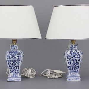 A pair of Chinese porcelain blue and white vases mounted as lamps, Kangxi, 18th C. — 照片 1