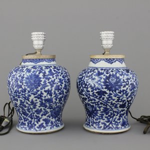 A pair of Chinese porcelain blue and white vases mounted as lamps, Kangxi, ca. 1700 — photo 1