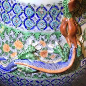 A pair of Chinese porcelain Canton famille verte vases, 19th C. — photo 12