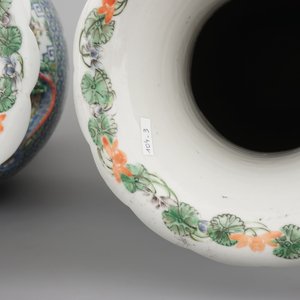 A pair of Chinese porcelain Canton famille verte vases, 19th C. — photo 2