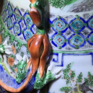 A pair of Chinese porcelain Canton famille verte vases, 19th C. — photo 7