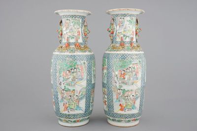 Une paire de vases en porcelaine de Chine famille verte de Canton, 19ème