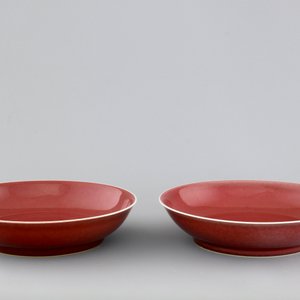 A pair of Chinese porcelain copper-red glazed plates, 19/20th C. — photo 2