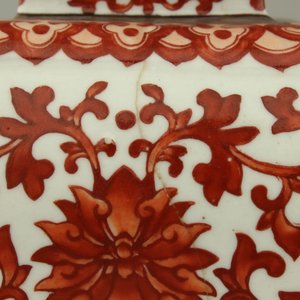 A pair of Chinese porcelain coral red decorated altar candlesticks, 19th C. — 照片 11