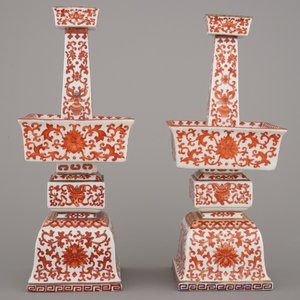 A pair of Chinese porcelain coral red decorated altar candlesticks, 19th C. — 照片 3