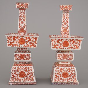 A pair of Chinese porcelain coral red decorated altar candlesticks, 19th C. — 照片 4