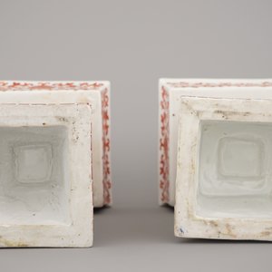A pair of Chinese porcelain coral red decorated altar candlesticks, 19th C. — 照片 6
