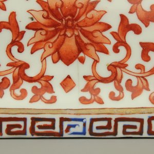 A pair of Chinese porcelain coral red decorated altar candlesticks, 19th C. — 照片 8
