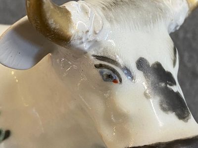 A pair of Chinese porcelain cows after Delftware examples for the Dutch market, Qianlong — 照片 14