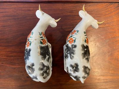 A pair of Chinese porcelain cows after Delftware examples for the Dutch market, Qianlong — 照片 5