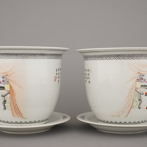A pair of Chinese porcelain famille rose jardinieres on stand, 20th C. — 照片 3