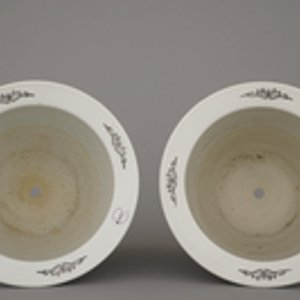 A pair of Chinese porcelain famille rose jardinieres on stand, 20th C. — 照片 10