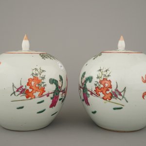 A pair of Chinese porcelain famille rose jars and covers, 19th C. — 照片 4
