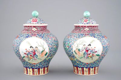 Une paire de vases couvertes en porcelaine de Chine famille rose, 20ème