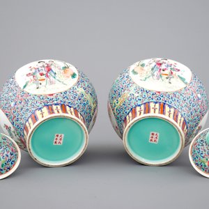 Een paar Chinees porseleinen famille rose dekselvaasjes, 20e eeuw — foto 6