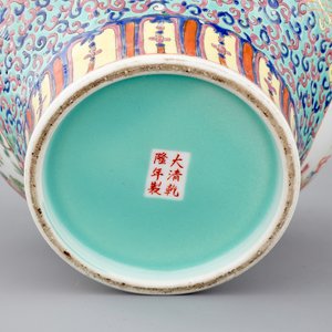 Een paar Chinees porseleinen famille rose dekselvaasjes, 20e eeuw — foto 7