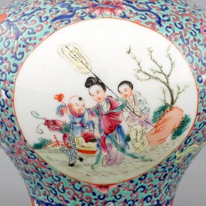 Een paar Chinees porseleinen famille rose dekselvaasjes, 20e eeuw — foto 8