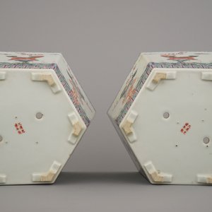 A pair of Chinese porcelain famille rose planters on stands, 19/20th C. — photo 11