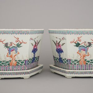 A pair of Chinese porcelain famille rose planters on stands, 19/20th C. — photo 2