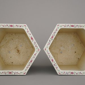 A pair of Chinese porcelain famille rose planters on stands, 19/20th C. — photo 10