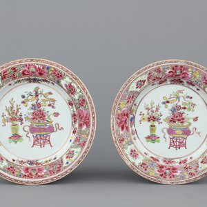 A pair of Chinese porcelain famille rose plates, Qianlong, 18th C. — 照片 1