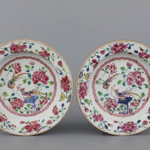A pair of Chinese porcelain famille rose plates with birds, 18th C. — photo 1