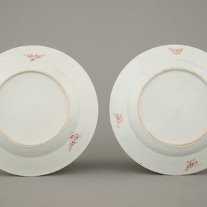 A pair of Chinese porcelain famille rose plates, Yongzheng/Qianlong, 18th C. — photo 2