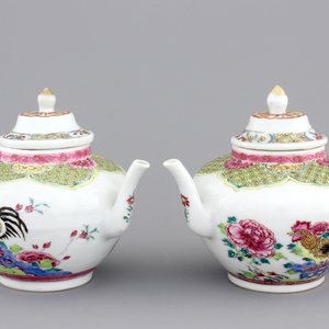 A pair of Chinese porcelain famille rose teapots with cockerels, Yongzheng, 1722-1735 — photo 1