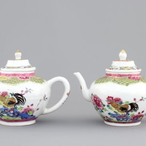 A pair of Chinese porcelain famille rose teapots with cockerels, Yongzheng, 1722-1735 — photo 2