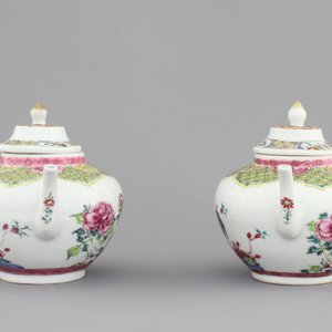 A pair of Chinese porcelain famille rose teapots with cockerels, Yongzheng, 1722-1735 — photo 3