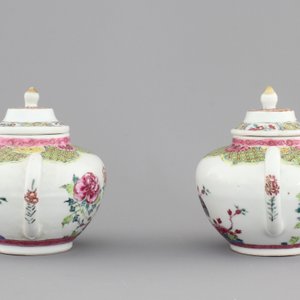 A pair of Chinese porcelain famille rose teapots with cockerels, Yongzheng, 1722-1735 — photo 4