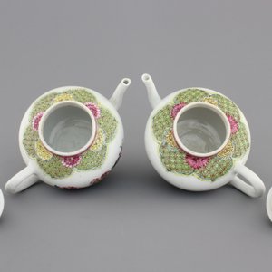 A pair of Chinese porcelain famille rose teapots with cockerels, Yongzheng, 1722-1735 — photo 5