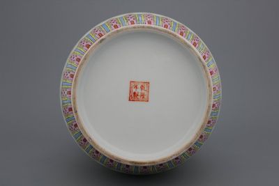 A pair of Chinese porcelain famille rose vases, Republic period, 20th C.