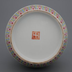 A pair of Chinese porcelain famille rose vases, Republic period, 20th C. — 照片 1