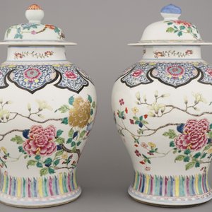 A pair of Chinese porcelain famille rose vases with floral decoration, 19th C. — 照片 12