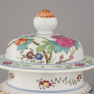 A pair of Chinese porcelain famille rose vases with floral decoration, 19th C. — 照片 10