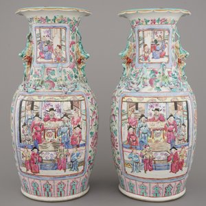 A pair of Chinese porcelain famille rose vases with palace scenes, 19th C. — photo 3