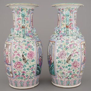 A pair of Chinese porcelain famille rose vases with palace scenes, 19th C. — photo 4